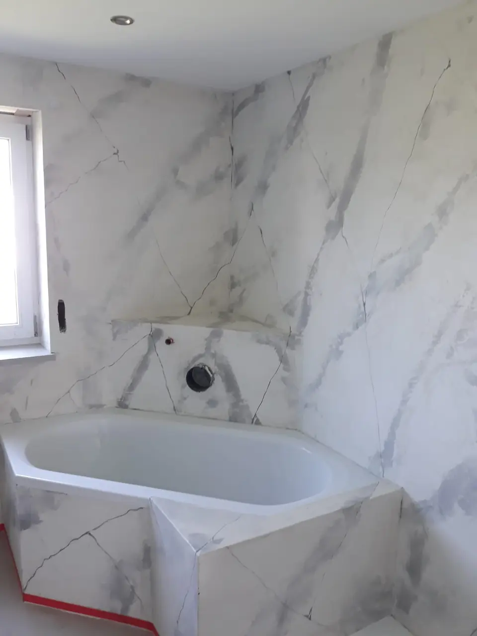 Nachher: Badewanne in fugenloser Marmoroptik