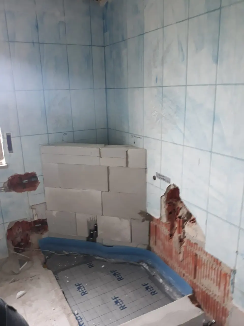 Vorher: Rohbau der Wannen-Ecke