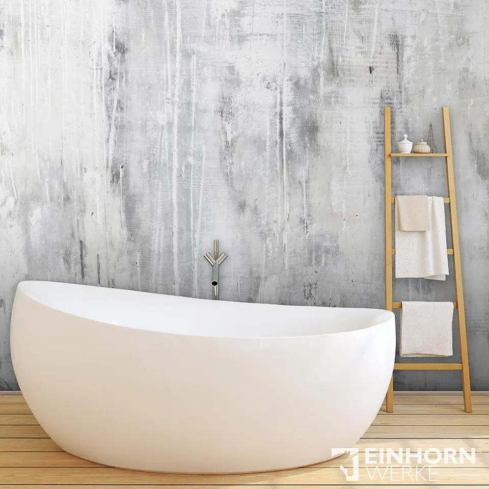 Freistehende Wanne vor Betonwand (Herstellerbild)