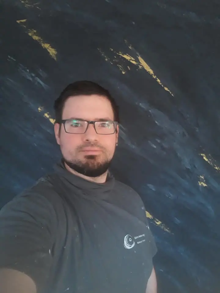 Thomas Dokic vor einer gespachtelten Wand
