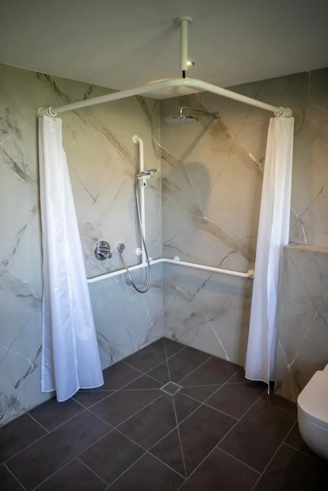 Bodengleiche Dusche in Marmoroptik