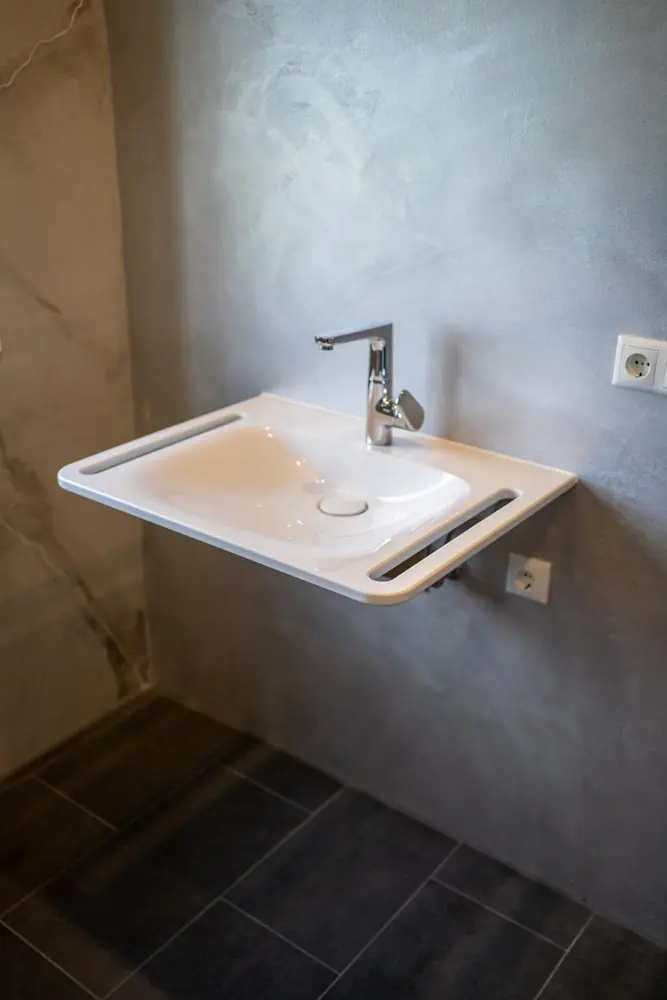 Waschbecken vor fugenloser Wand