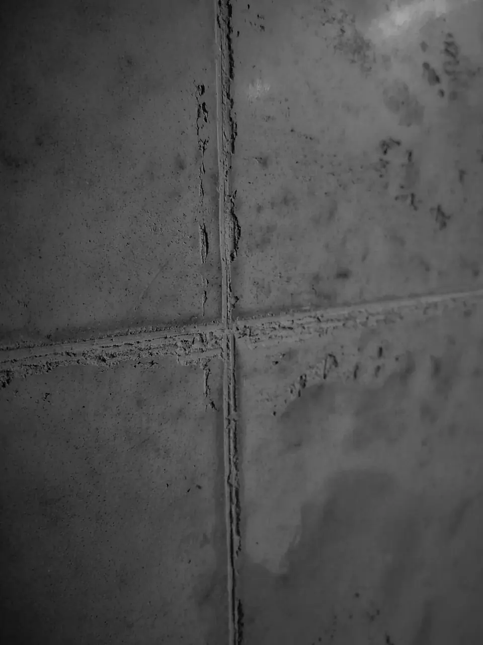 Wand in Betonplatten-Optik