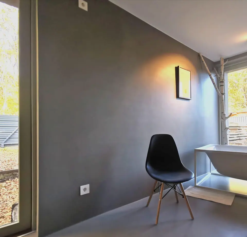 Raum mit grauer Spachtelwand