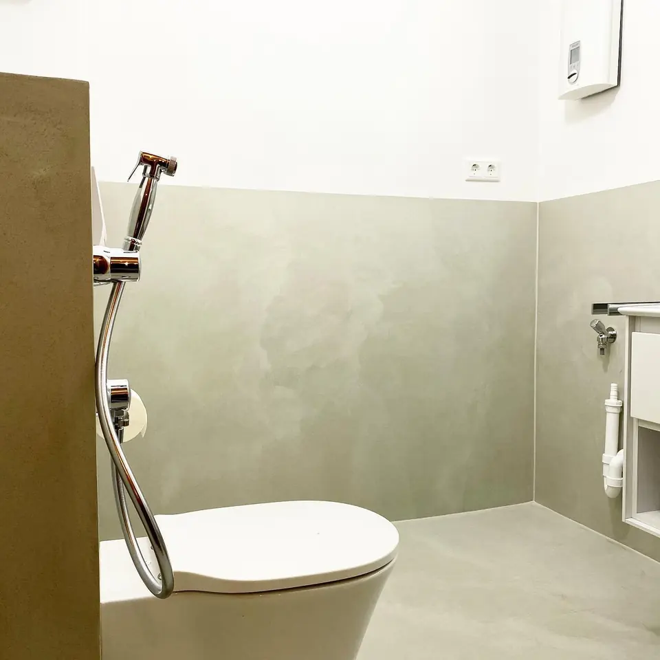 WC mit fugenloser grauer Wand